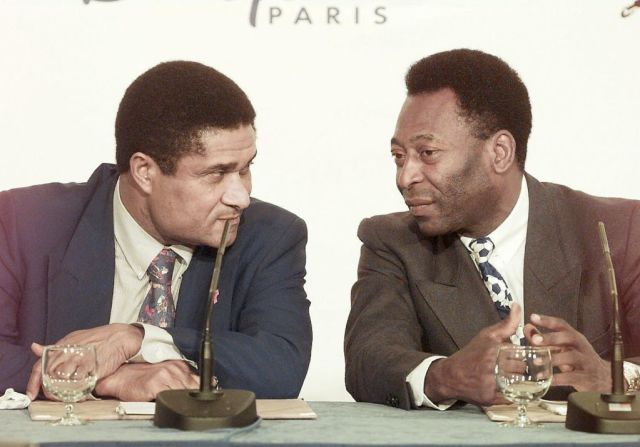 12 de enero de 1997: el portugués Eusebio y Pelé se encuentran antes del anuncio al jugador del año de la FIFA. Crédito: Getty Images