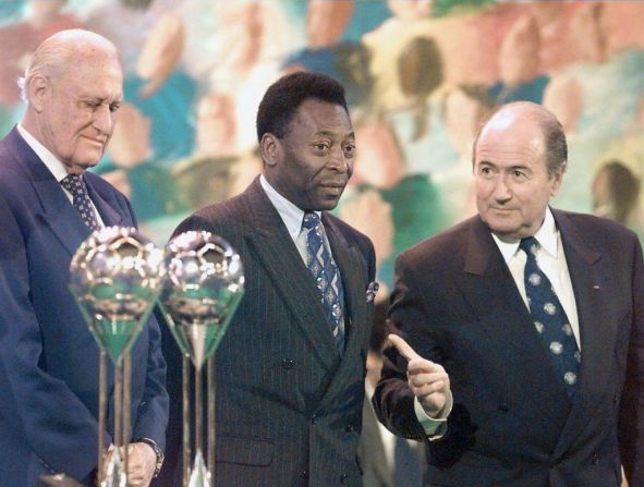 Joao Havelange, entonces presidente de la FIFA, Pelé y Joseph Blatter, secretario general de la federación. Crédito: JACQUES DEMARTHON / AFP a través de Getty Images