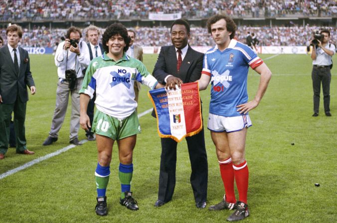 23 de mayo de 1988: Pelé con el argentino Diego Maradona con y el francés Michel Platini en Francia. Crédito: AP / Lionel Cironneau