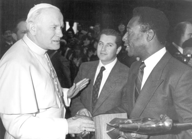 Pelé con el papa Juan Pablo II durante una audiencia prIvada en el Vaticano el 18 de marzo de 1987. Crédito: AP / Arturo Arturo Mari