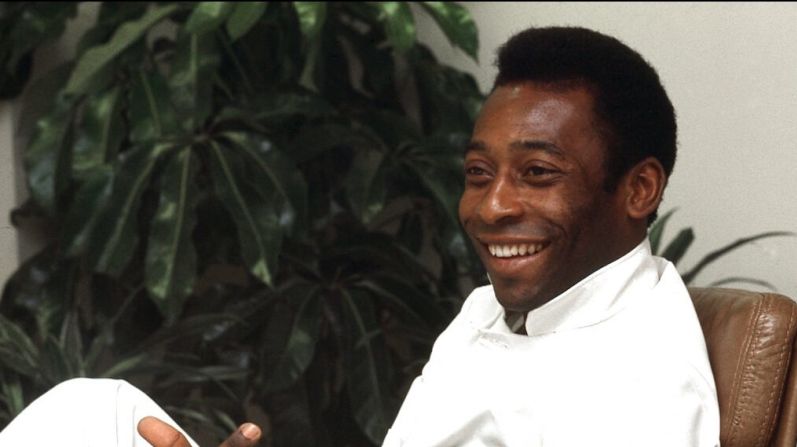 Pelé durante una entrevista en el Rockefeller Plaza de Nueva York en julio de 1975, cuando era jugador del Cosmos. Crédito: AP / Suzanne Vlamis