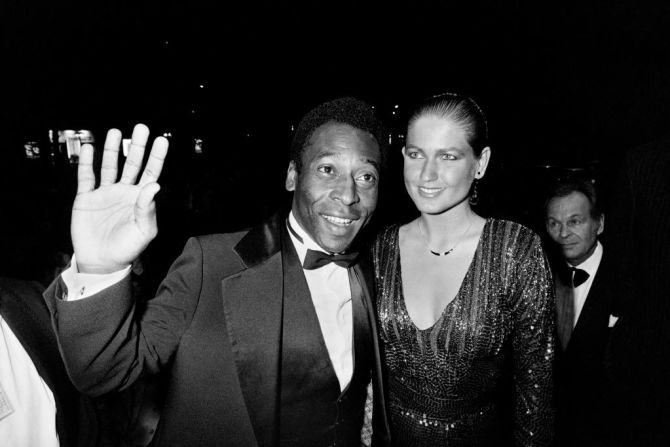 Pelé junto con la presentadora Maria das Graças Meneghel (conocida como Xuxa) durante la edición 36 del festival de cine de Cannes el 14 de mayo de 1983. Crédito: RALPH GATTI / AFP a través de Getty Images
