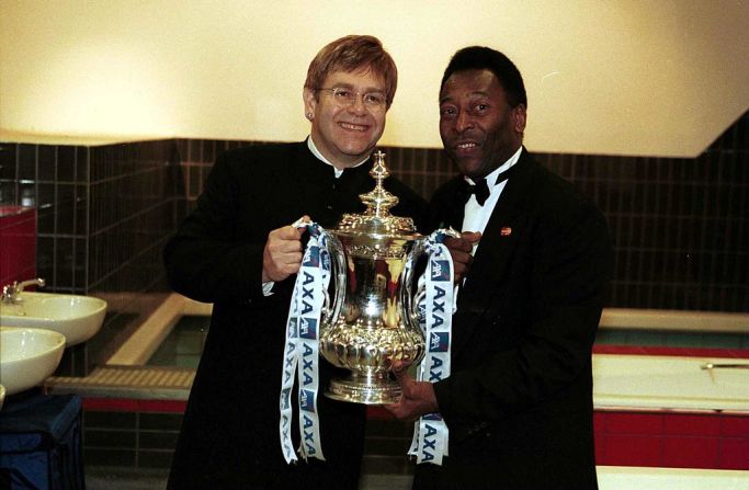 2 de noviembre de 2000: Sir Elton John y Pelé con la FA Cup en el vestuario de jugadores del Wembley Stadium de Londres. Crédito: Clive Mason / ALLSPORT
