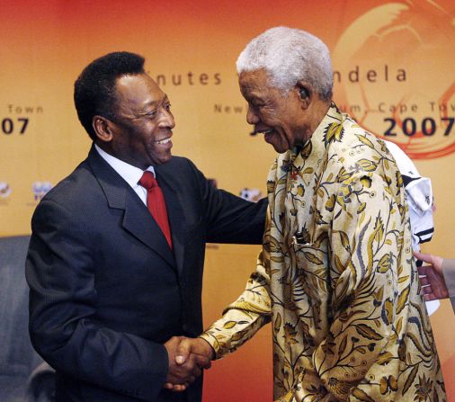 Pelé en un encuentro con el expresidente de Sudáfrica Nelson Mandela en Johannesburgo, Sudáfrica, el 17 de julio de 2007. Crédito: FIFA / BACKPAGEPIX / AFP via Getty Images