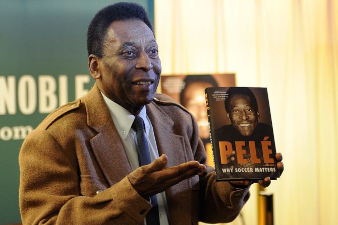 Pelé promocionando un libro el 1 de abril de 2014 en la ciudad de Nueva York. Crédito: Maddie Meyer / Getty Images