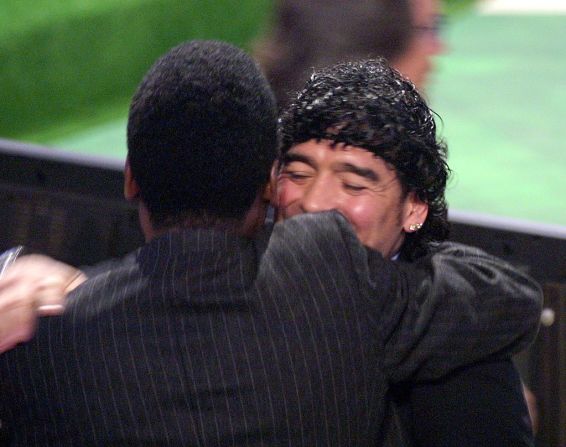 Pelé abraza a Diego Maradona el 11 de diciembre de 2000 en una ceremonia de la FIFA en Roma, Italia. GABRIEL BOUYS / AFP a través de Getty Images