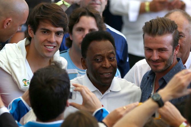 Pelé es fotografiado junto con los exjugadores Kaká y David Beckham antes de la final de la Copa Mundo de Brasil 2014 en el estadio Maracaná el 13 de julio en Río de Janeiro. Crédito: Jamie Squire / Getty Images