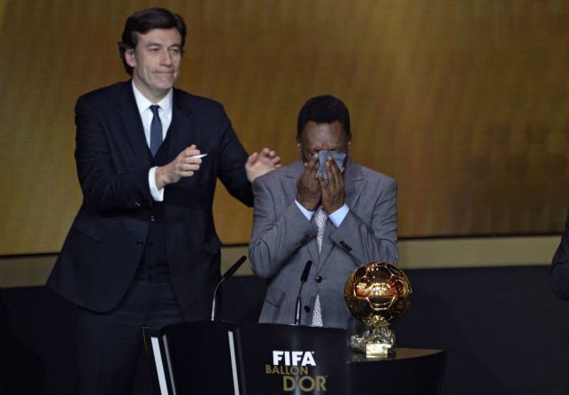 Pelé llora al recibir un Balón de Oro honorífico durante una ceremonia en Zúrich el 13 de enero de 2014. Crédito: FABRICE COFFRINI / AFP a través de Getty Images