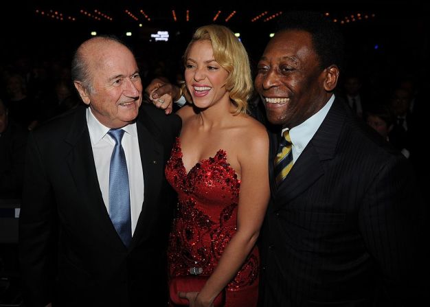 Pelé junto con la cantante colombiana Shakira y el presidente de la FIFA Joseph Blatter durante la ceremonia del Balón de Oro el 9 de enero de 2012. Crédito: FRANCK FIFE / AFP a través de Getty Images