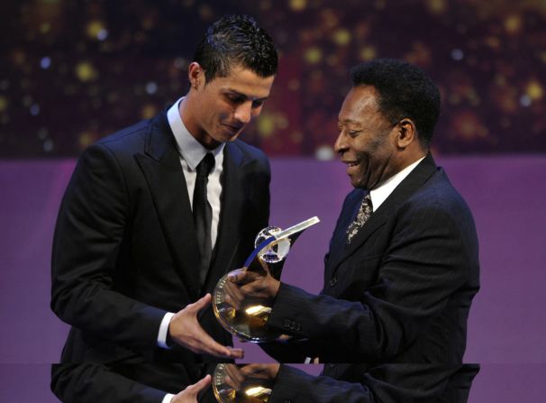 Cristiano Ronaldo recibe a manos de Pelé el premio futbolista del año de la FIFA 2008 el 12 de enero de 2009. Crédito: FABRICE COFFRINI / AFP a través de Getty Images