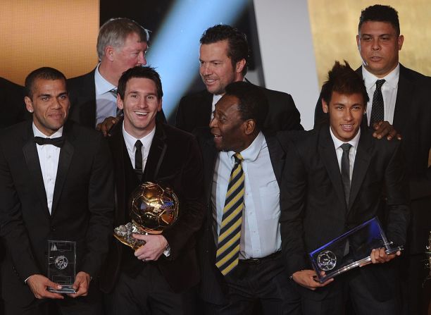 9 de enero de 2012: Lionel Messi, Pelé, Sir Alex Ferguson, Dani Alves, Neymar, Ronaldo y Lothar Matthäus posan en la ceremonia del Balón de Oro.