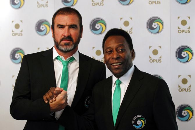 El francés Eric Cantona y Pelé en un evento en Londres del equipo New York Cosmos el 2 de agosto de 2011. Crédito: AP / Sang Tan
