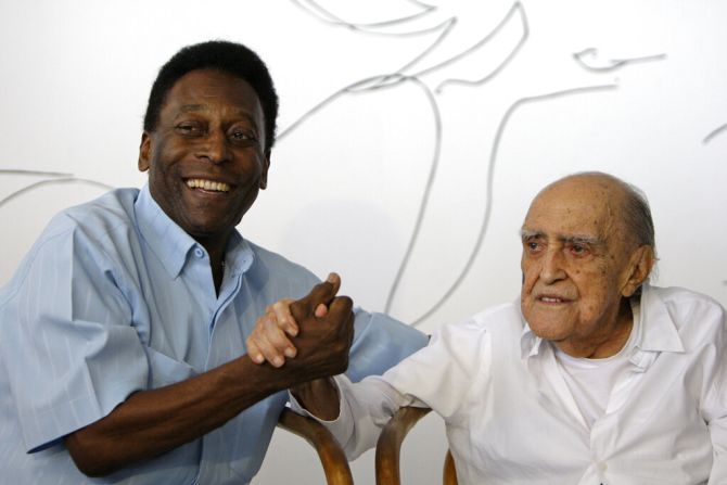 Pelé saluda al arquitecto Oscar Niemeyer el 4 de noviembre de 2010 en Río de Janeiro, Brasil. Crédito: AP / Felipe Dana