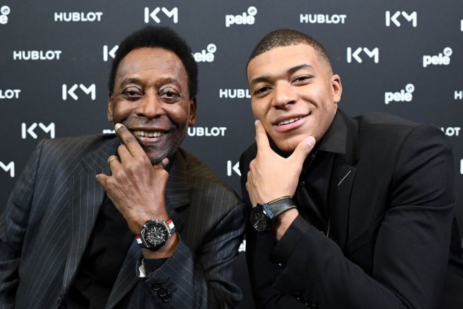Pelé posa junto con el futbolista francés Kylian Mbappé en un evento en París el 2 de abril de 2019. Crédito: FRANCK FIFE / AFP a través de Getty Images