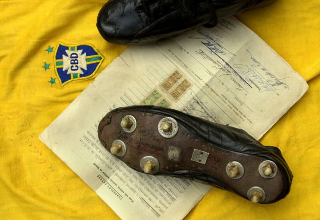 7 de febrero de 2003: la casa de subastas Christie's muestra algunos objetos de Pelé; una camiseta usada por él luego de la Copa del Mundo de 1970, un par de guayos de cuando marcó su gol número 1000 y una carta de autenticidad de su contrato original con el Santos FC de 1960. Crédito: NICOLAS ASFOURI / AFP a través de Getty Images