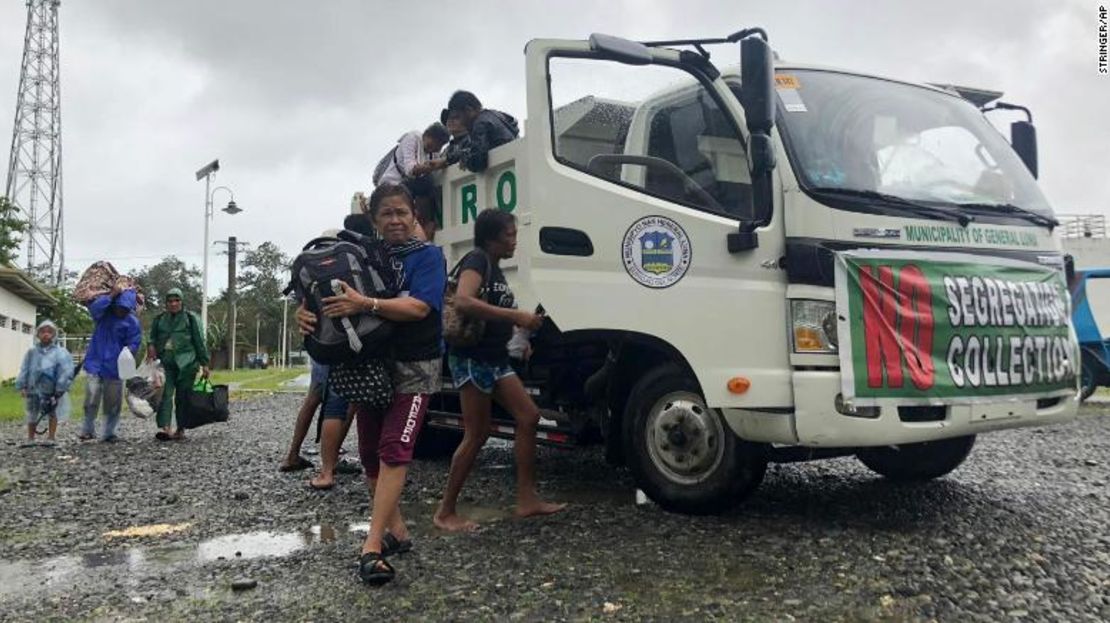 Evacuados llegan a un sitio de evacuación en la ciudad de Dapa, Surigao, Filipinas, el 16 de diciembre.