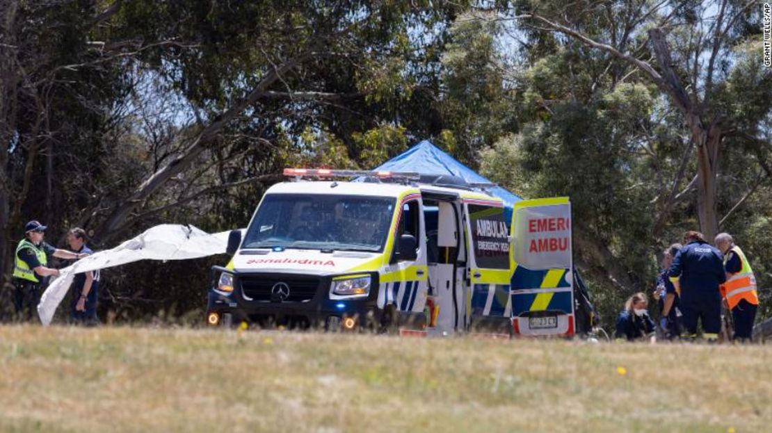 Personal de los servicios de emergencia asiste a un incidente mortal que involucra un castillo inflable en Devonport, Tasmania.