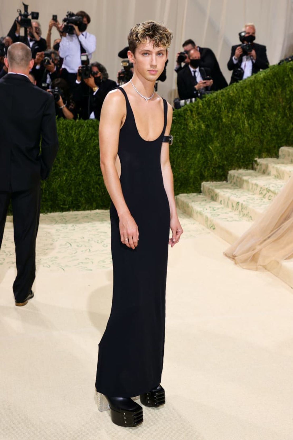 Troye Sivan asiste al Met Gala 2021 “Celebrating In America: A Lexicon Of Fashion” en el Metropolitan Museum of Art el 13 de septiembre de 2021 en la ciudad de Nueva York. Crédito: Theo Wargo/Getty Images