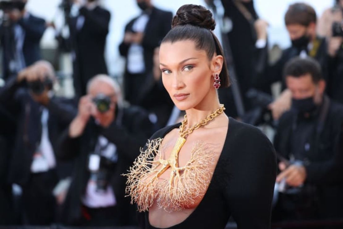 Bella Hadid posa a su llegada a la proyección de la película "Tre Piani" (Tres pisos) en la 74ª edición del Festival de Cine de Cannes en Francia, el 11 de julio de 2021. Crédito: Valery Hache/AFP/Getty Images