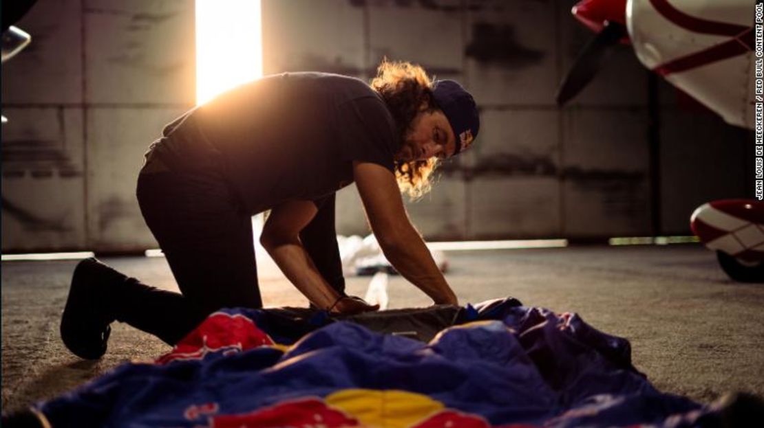 Álvarez se prepara para volar en Pucón, Chile.