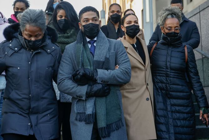 8 de diciembre – el actor Jussie Smollett sale de un juzgado en Chicago junto a su madre, Janet, y su hermana Jurnee. Al día siguiente, fue declarado culpable de cinco cargos de delito grave de alteración del orden público por realizar informes falsos a la policía de que fue víctima de un delito de odio en enero de 2019, un ataque que los fiscales dijeron que organizó.