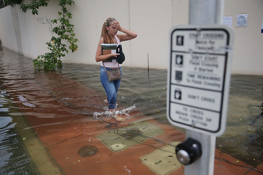 Una calle inundada por la combinación de la órbita lunar que causó mareas altas estacionales y lo que muchos creen que es el aumento del nivel del mar debido al cambio climático el 29 de septiembre de 2015 en Miami Beach, Florida.