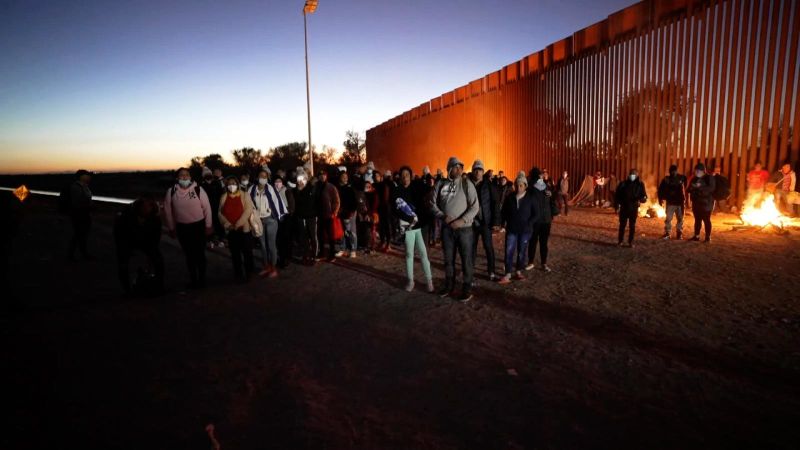 Oleadas sin precedente de miles de migrantes llegan a la frontera sur de estados unidos buscando asilo | cnn