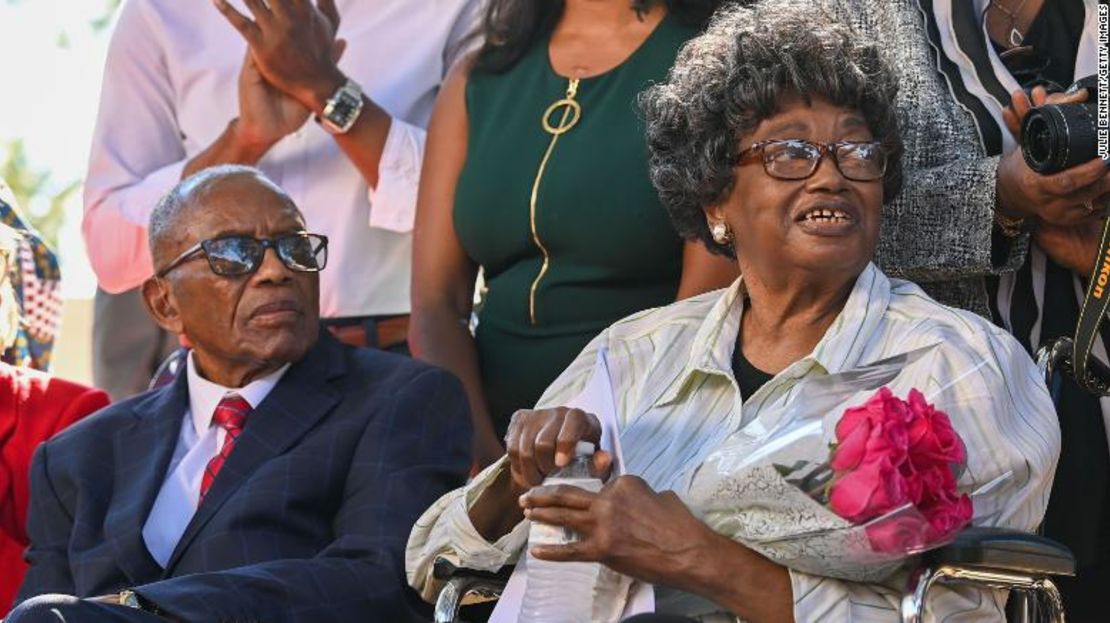 El abogado de derechos civiles Fred Gray, a la izquierda, y Claudette Colvin, de 82 años, escuchan durante una conferencia de prensa en octubre en Montgomery, Alabama, después de que Colvin solicitara que se borrara su expediente juvenil.