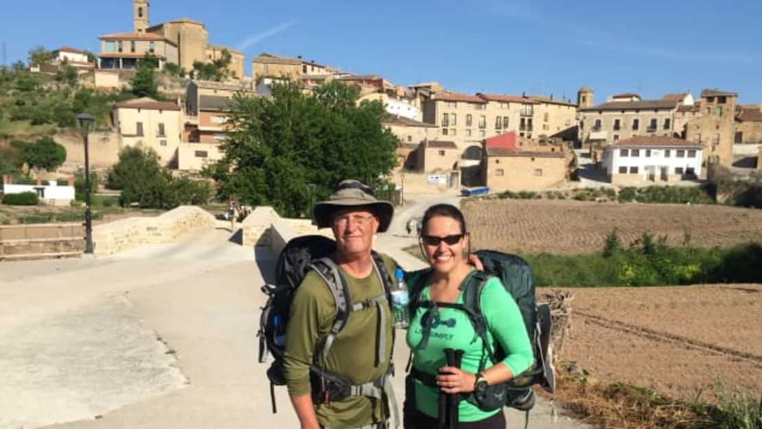 Matt y Barbara Derebery han viajado como mochileros por todo el mundo durante gran parte de los últimos seis años. Cortesía de Barbara y Matt Derebery