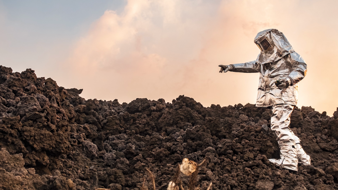 CNNE 1120618 - el "vulcanonauta" que trabaja en el volcan de la palma