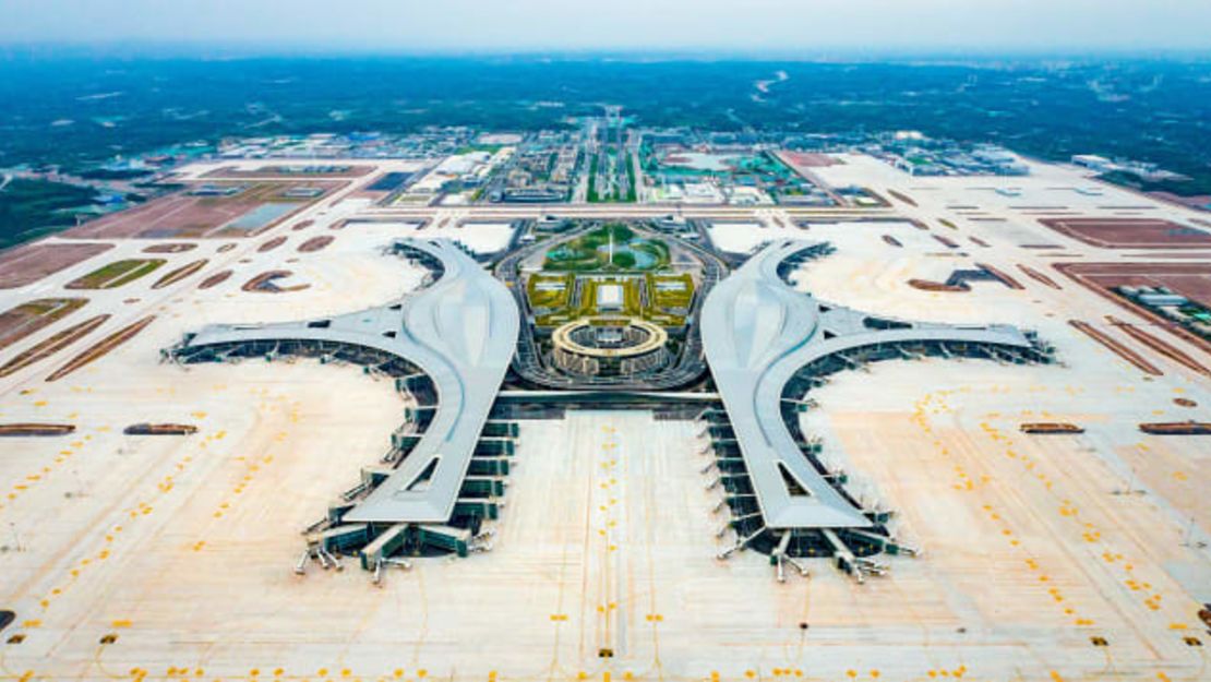 Inaugurado a principios de 2021, el Aeropuerto Internacional de Tianfu es uno de los aeropuertos nuevos más grandes de China. Imágenes de VCG / GettyVCG/Getty Images