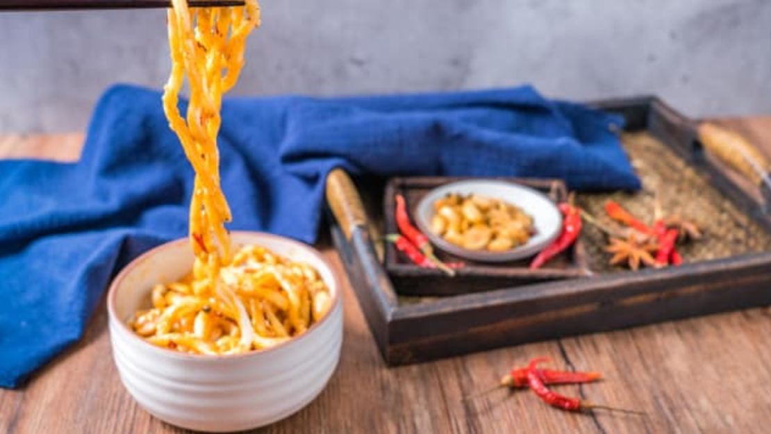 Fideos de agua dulce, una especialidad de Chengdu. Adobe Stock