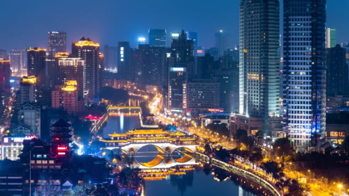 La vibrante vida nocturna de Chengdu es una de sus mayores atracciones.Kiszon Pascal / Moment RF / Getty Images