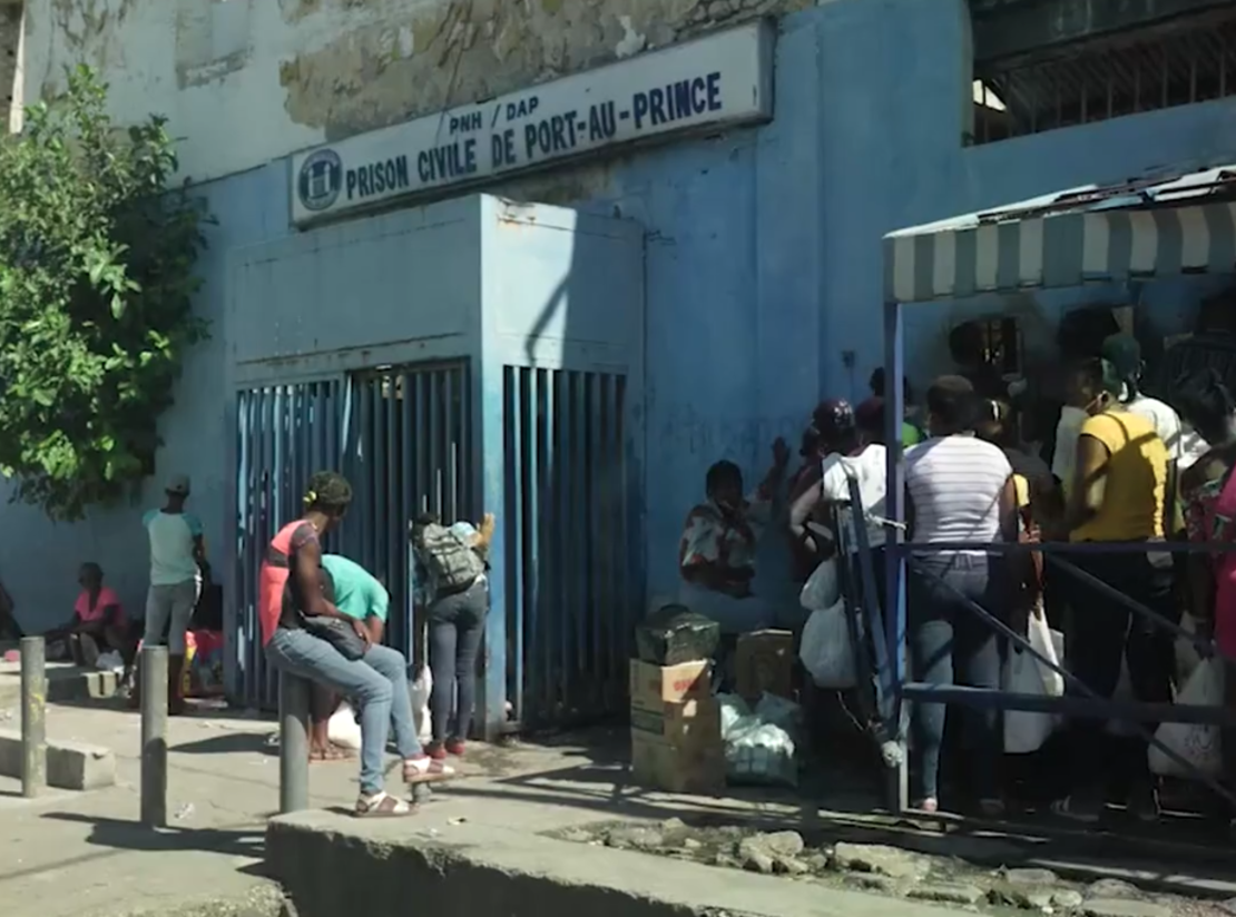 Arriba, la Penitenciaría Nacional donde familiares llevan comida para los presos.