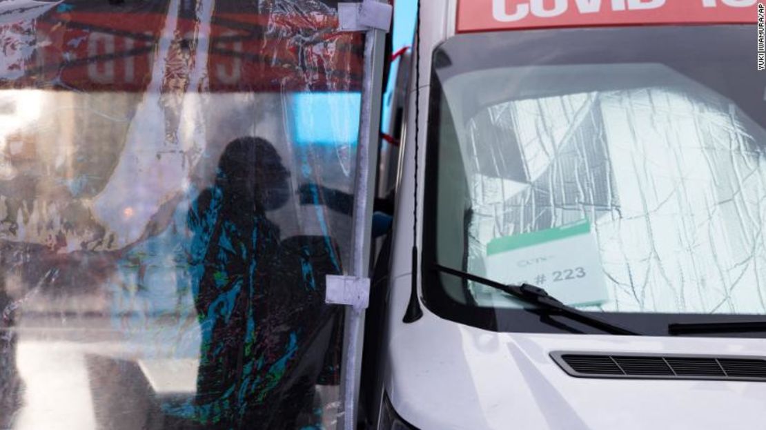 Una persona se hace la prueba de covid-19 en un sitio de prueba móvil en Times Square el viernes 17 de diciembre en Nueva York.