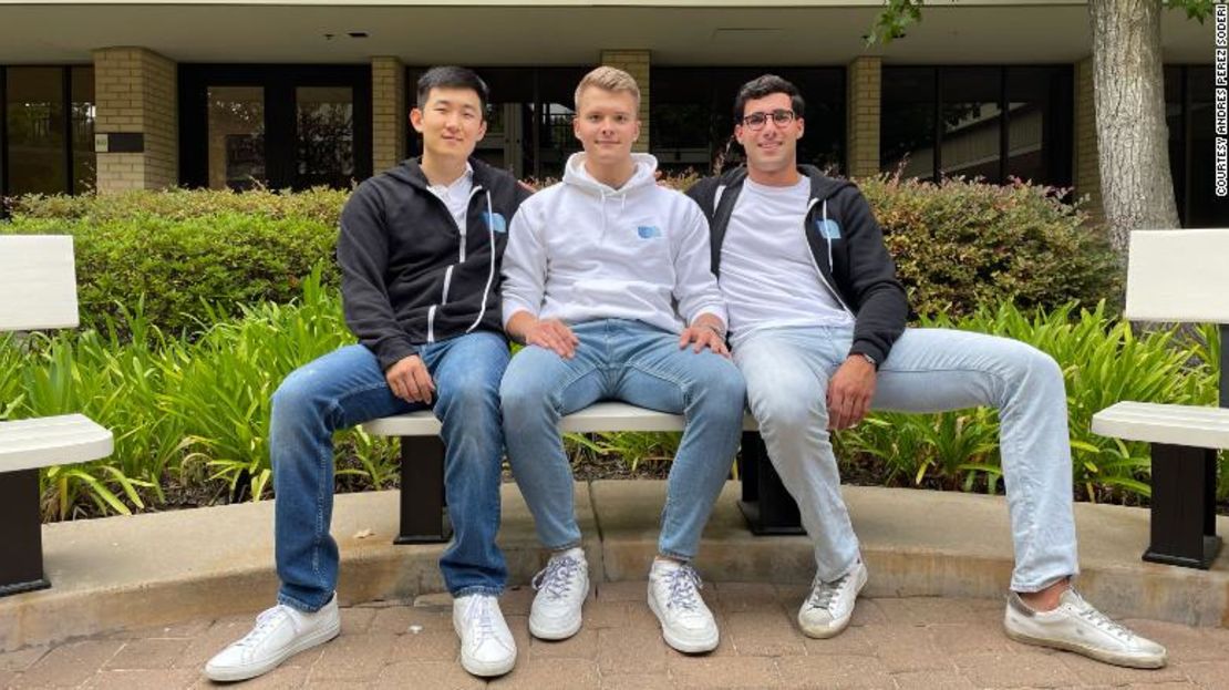 Los fundadores de Sanas, Shawn Zhang, Maxim Serebryakov y Andrés Pérez Soderi, se conocieron cuando eran estudiantes en Stanford.