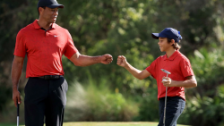 CNNE 1121032 - tiger woods y su hijo compitieron juntos- las imagenes son una ternura