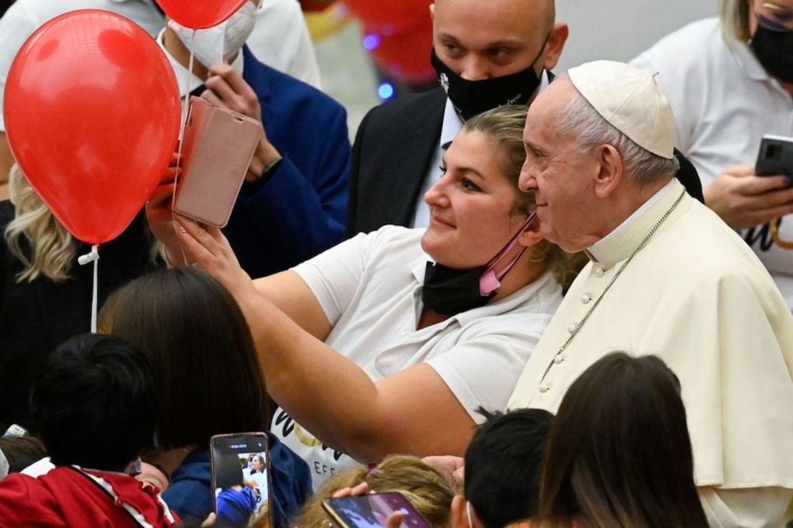 El papa Francisco posa para una foto durante una audiencia para los niños atendidos por el Dispensario de Santa Marta, el 19 de diciembre de 2021 en el salón Pablo VI en el Vaticano.