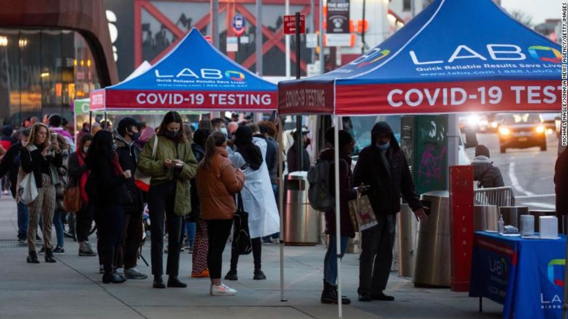 Personas esperan en fila para someterse a las pruebas de covid-19 en Brooklyn, Nueva York, el 17 de diciembre de 2021.