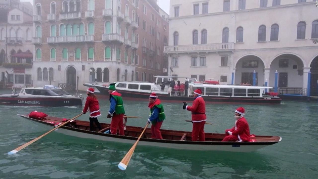 CNNE 1121564 - papas noel cambian renos por gondolas en venecia