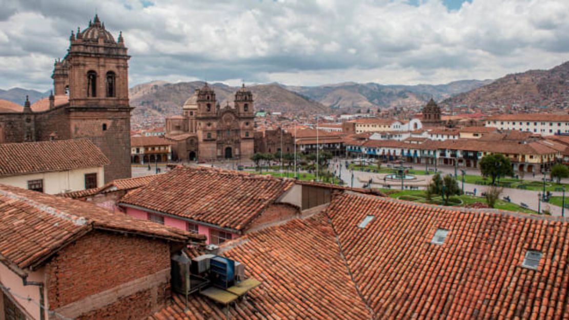 Una vista panorámica de la plaza principal de Cusco, en Perú, que ha subido al nivel 3.