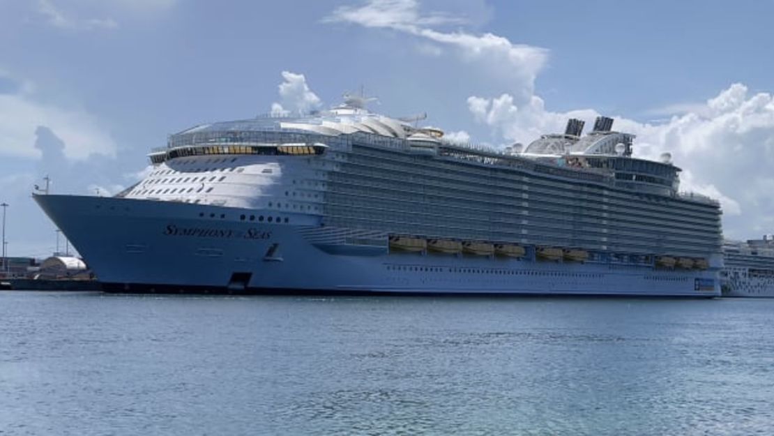 El crucero Symphony of the Seas de Royal Caribbean en el puerto de Miami el 1 de agosto de 2021.