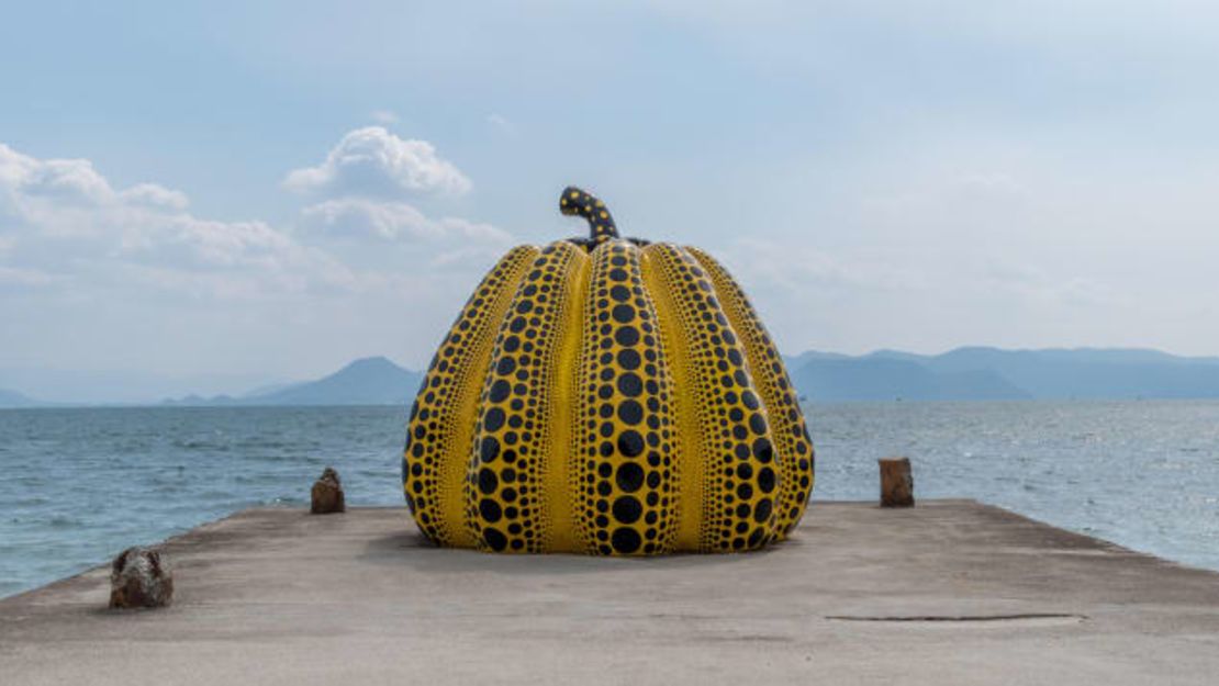 Yayoi Kusama es conocida por sus esculturas de calabaza con lunares, como esta en Naoshima.