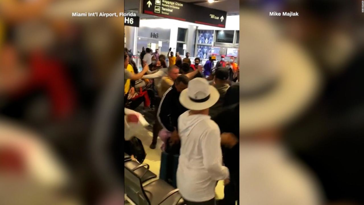 CNNE 1122118 - pelea viral deja dos detenidos en el aeropuerto de miami