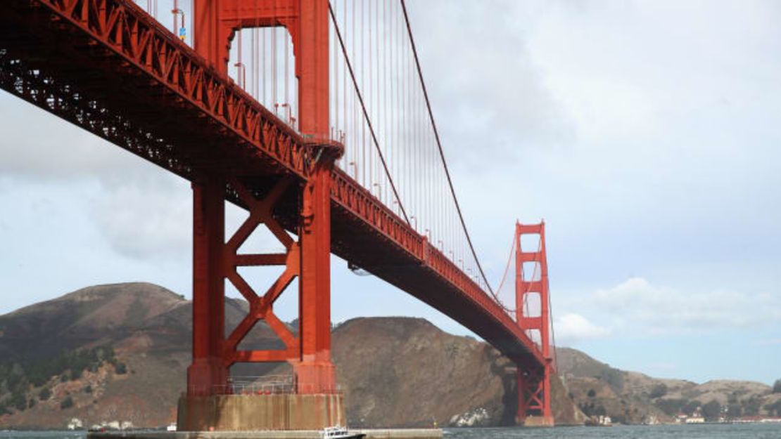 El Puente Golden Gate es el símbolo icónico de San Francisco, uno de los principales destinos turísticos de los Estados Unidos con un mandato de vacunación para muchas actividades bajo techo.