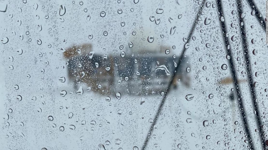 Gotas de lluvia en una ventana desde un puesto científico en la cumbre de Groenlandia, en agosto.