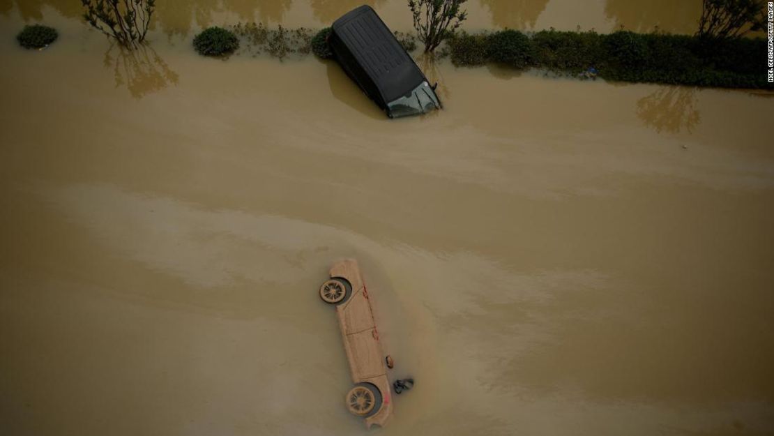 Autos en medio de las aguas tras las fuertes lluvias en Zhengzhou, en la provincia central china de Henan, el 22 de julio de 2021.