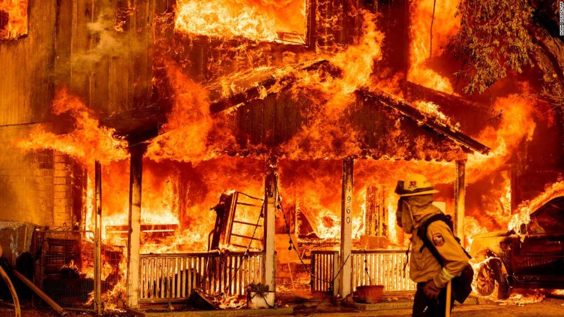 Una casa se ve envuelta en llamas mientras el incendio Beckwourth arrasa Doyle, California, el 10 de julio de 2021.