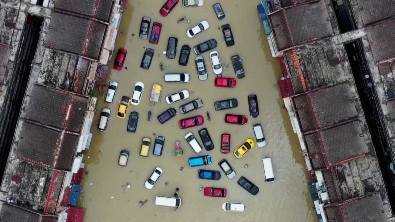 CNNE 1122459 - cementerio de autos bajo el agua en malasia