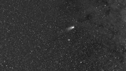 El cometa Leonard deslumbra al cruzar la vía láctea